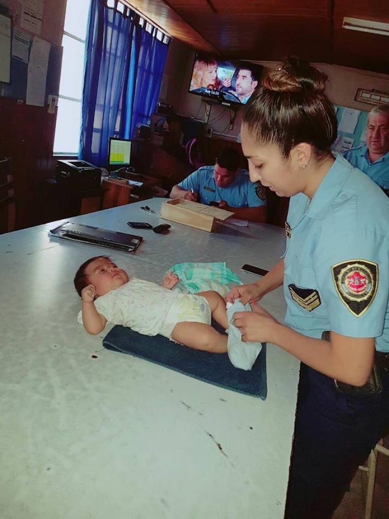 Una mujer policía le dio el pecho a una bebé abandonada