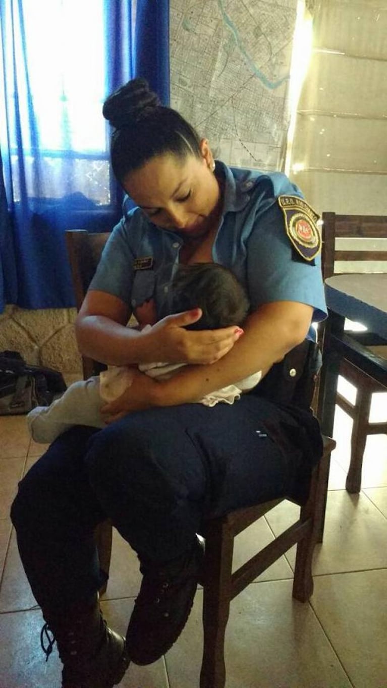 Una mujer policía le dio el pecho a una bebé abandonada
