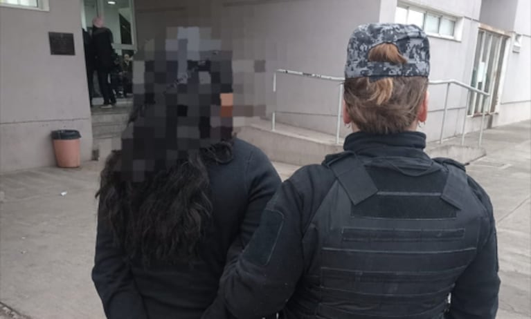 Una mujer quedó detenida por romper a piedrazos el auto de su pareja.
