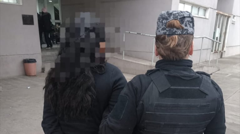 Una mujer quedó detenida por romper a piedrazos el auto de su pareja.