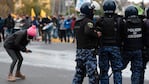 Una mujer recibió gas lacrimógeno en medio de la protesta.