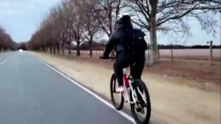 Una mujer recorre en bici 44 km. por día para cumplir con su trabajo