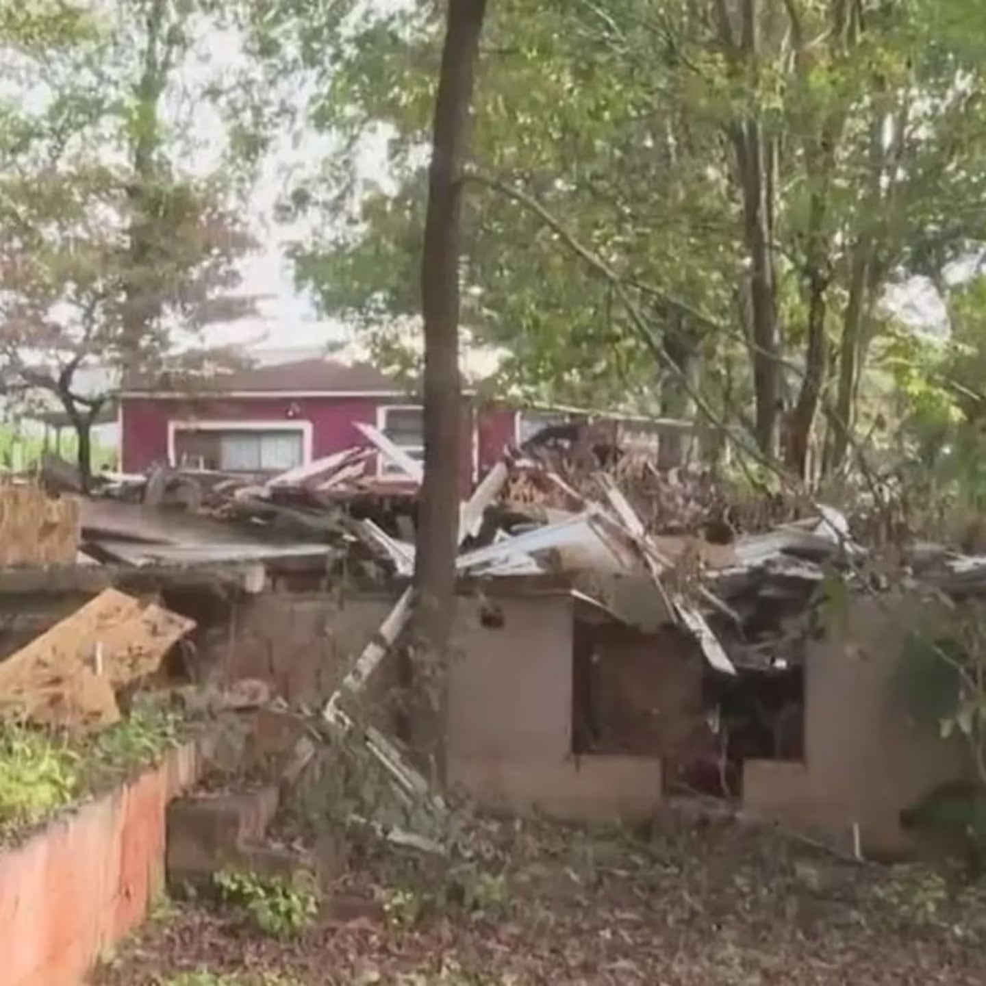 Una mujer salió de vacaciones y le derrumbaron la casa por error.