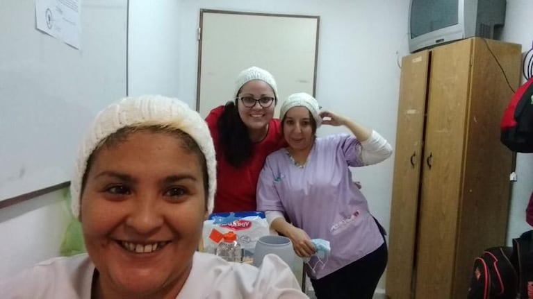 Una mujer tejió y entregó gorros a enfermeras del Hospital Rawson en su día: "Lo hice de corazón"