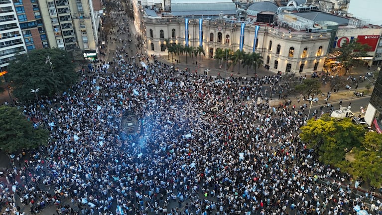 Una multitud colmó el Patio Olmos.  ( Foto: El Doce)