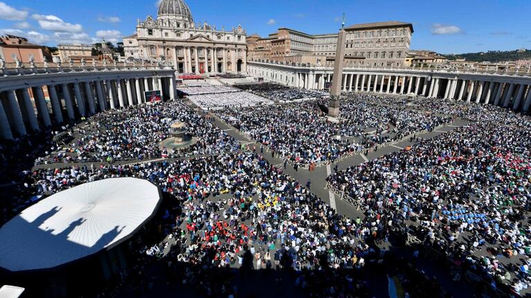 Una multitud de fieles le dio el último adiós al Papa Francisco. Foto: AP.