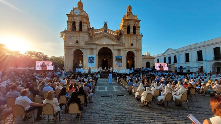 Una multitud de fieles se concentraron en la catedral de Córdoba.