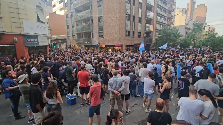 Una multitud de militantes esperaron por el Mandatario en las calles de Nueva Córdoba.