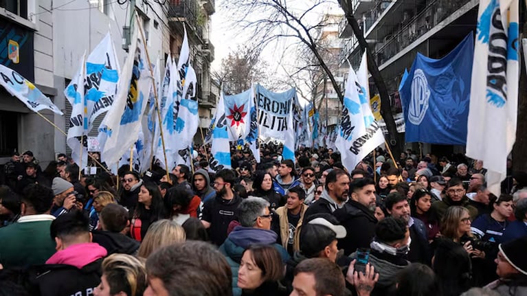 Una multitud de militantes se reunió en la sede del PJ.