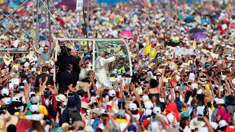 Una multitud despidió al Papa en Lima.