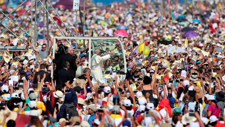Una multitud despidió al Papa en Lima.