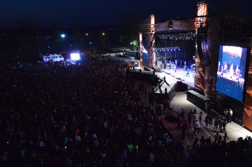 Una multitud disfrutó de Bersuit, Villano y Ulises Bueno durante la noche. Foto: Maxi López / ElDoce.tv.