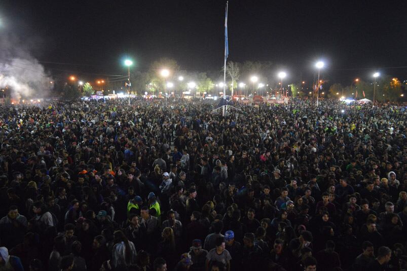 Una multitud disfrutó de Bersuit, Villano y Ulises Bueno durante la noche. Foto: Maxi López / ElDoce.tv.