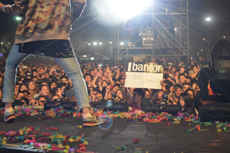 Una multitud disfrutó de Bersuit, Villano y Ulises Bueno durante la noche. Foto: Maxi López / ElDoce.tv.