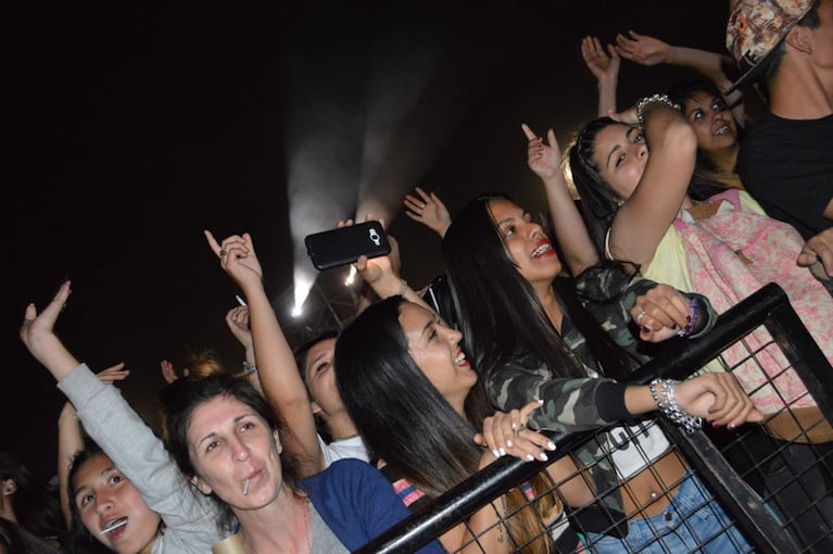 Una multitud disfrutó de Bersuit, Villano y Ulises Bueno durante la noche. Foto: Maxi López / ElDoce.tv.