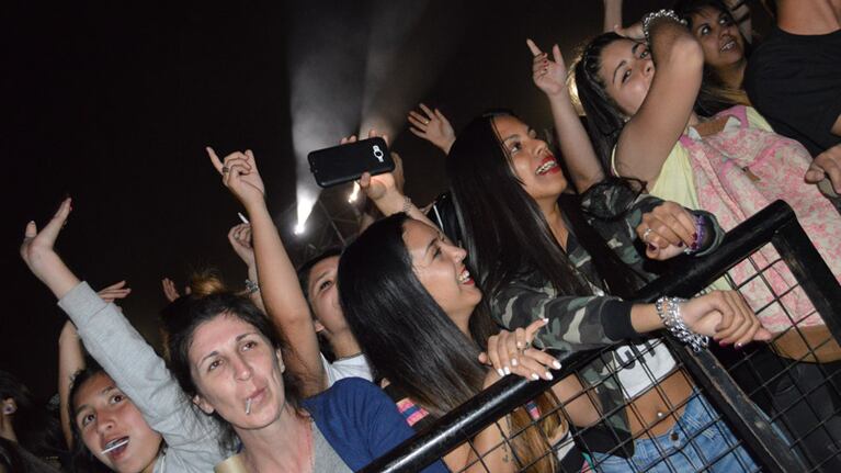 Una multitud disfrutó de Bersuit, Villano y Ulises Bueno durante la noche. Foto: Maxi López / ElDoce.tv.
