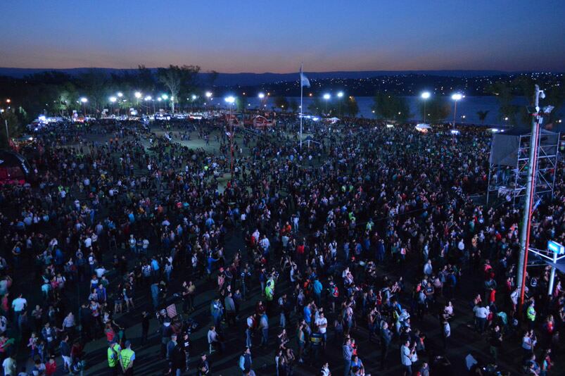 Una multitud disfrutó de Bersuit, Villano y Ulises Bueno durante la noche. Foto: Maxi López / ElDoce.tv.