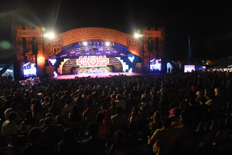 Una multitud disfrutó de la primera noche de Cosquín. Foto: Lucio Casalla / ElDoce.tv.