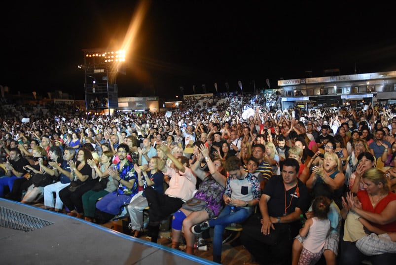 Una multitud disfrutó de la primera noche de Cosquín. Foto: Lucio Casalla / ElDoce.tv.