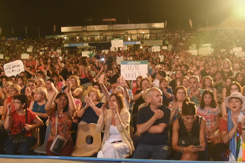 Una multitud disfrutó de la primera noche de Cosquín. Foto: Lucio Casalla / ElDoce.tv.