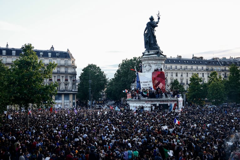 Una multitud en el Palacio de la República después de los resultados parciales de la segunda vuelta de las elecciones parlamentarias francesas. REUTERS/Yara Nardi