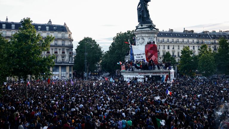 Una multitud en el Palacio de la República después de los resultados parciales de la segunda vuelta de las elecciones parlamentarias francesas. REUTERS/Yara Nardi