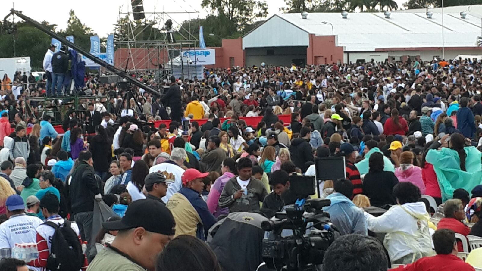 Una multitud en la misa final de Francisco en Paraguay.