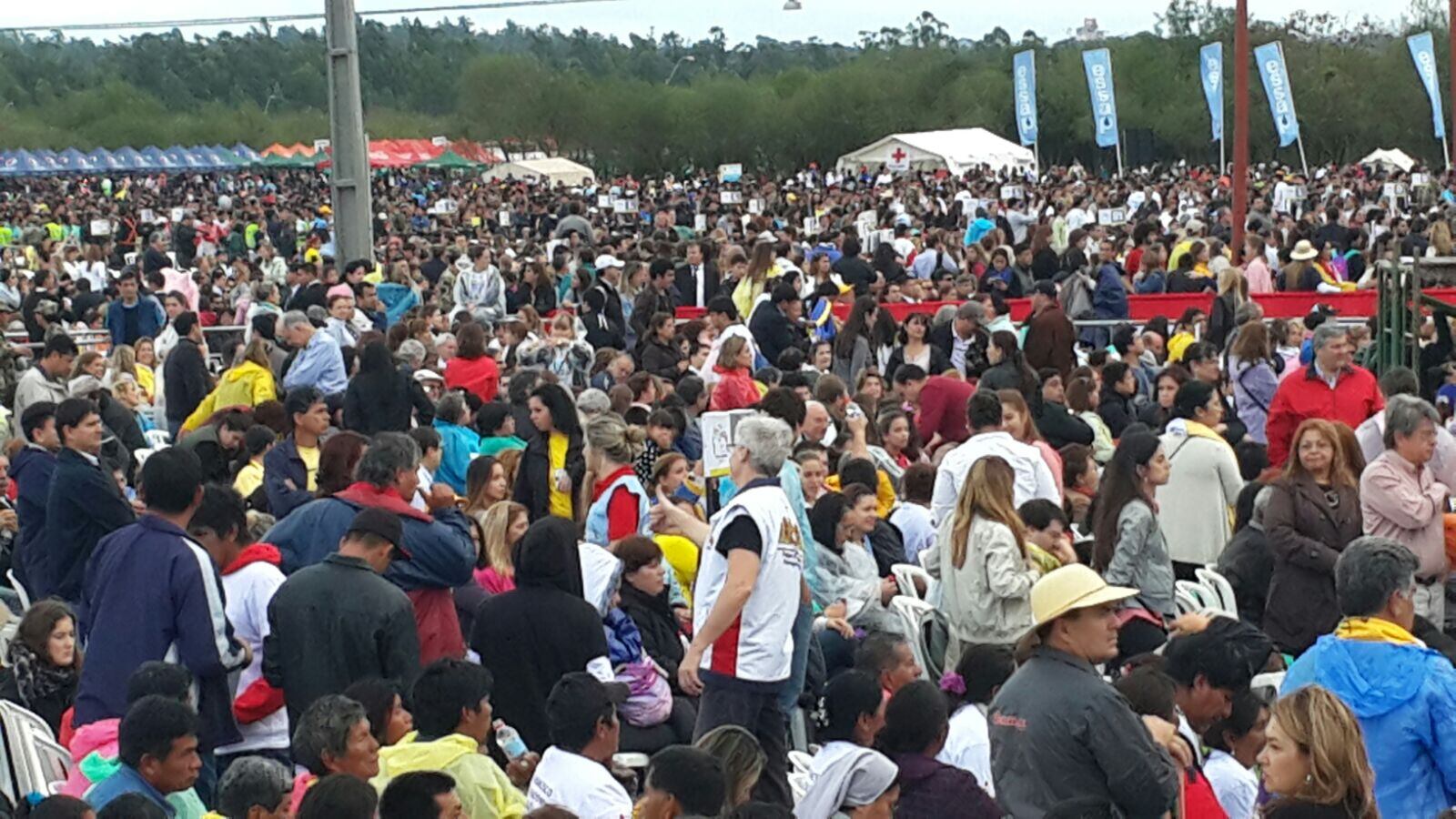 Una multitud en la misa final de Francisco en Paraguay.