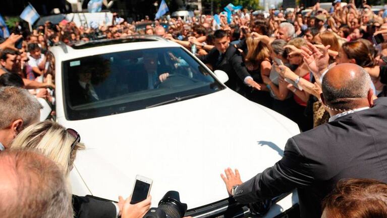 Una multitud en la salida de Macri de su domicilio.