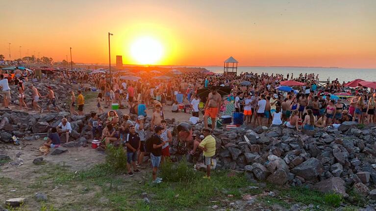 Una multitud en las costas de Miramar de Ansenuza: desde la tarde y hasta el amanecer.