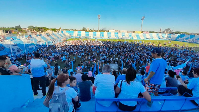 Una multitud invadió la cancha para saludar a los jugadores. Foto: Pablo Olivarez/El Doce.