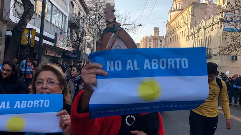 Una multitud marchó en Córdoba "a favor de las dos vidas" y contra la despenalización del aborto