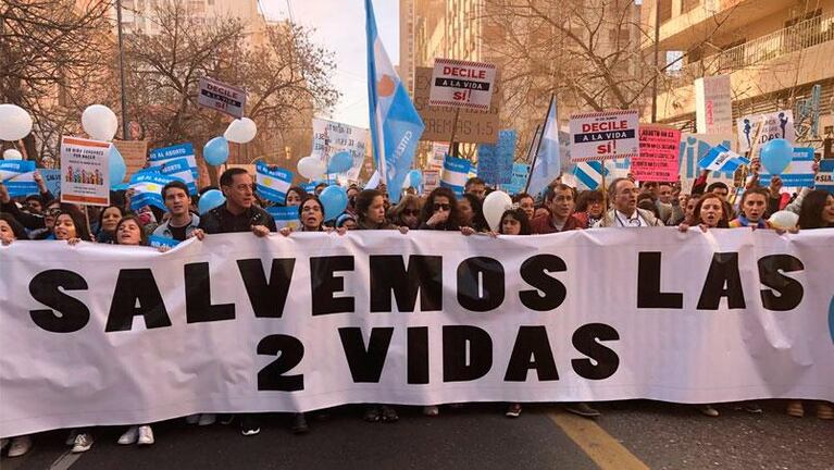 Una multitud marchó en Córdoba "a favor de las dos vidas" y contra la despenalización del aborto