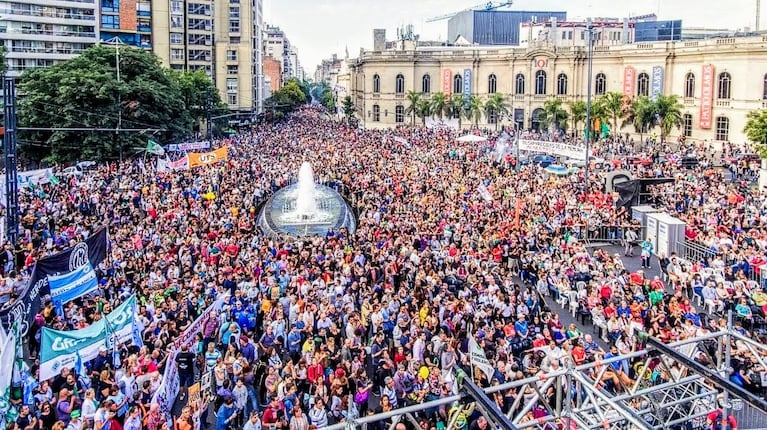 Una multitud marchó en Córdoba por el Día de la Memoria.
