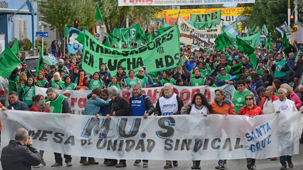 Una multitud reclamó y pidió que "devuelvan la plata".