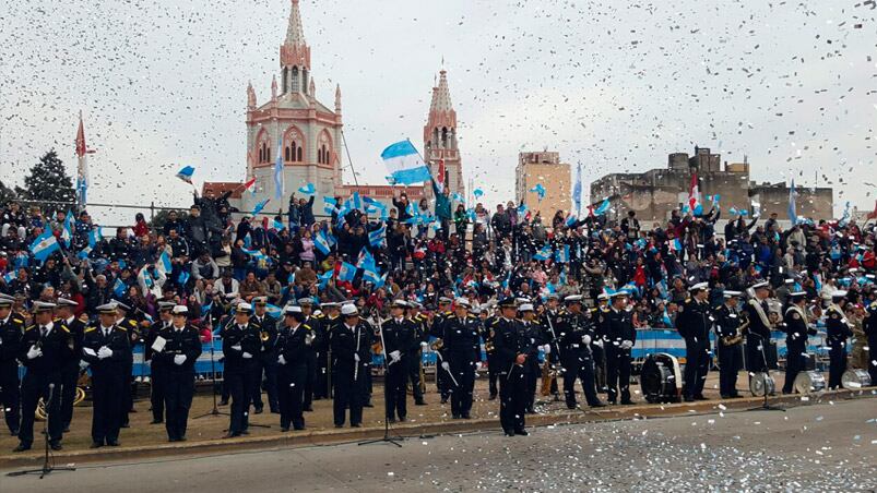 Una multitud se acercó a presenciar el desfile cívico-militar.