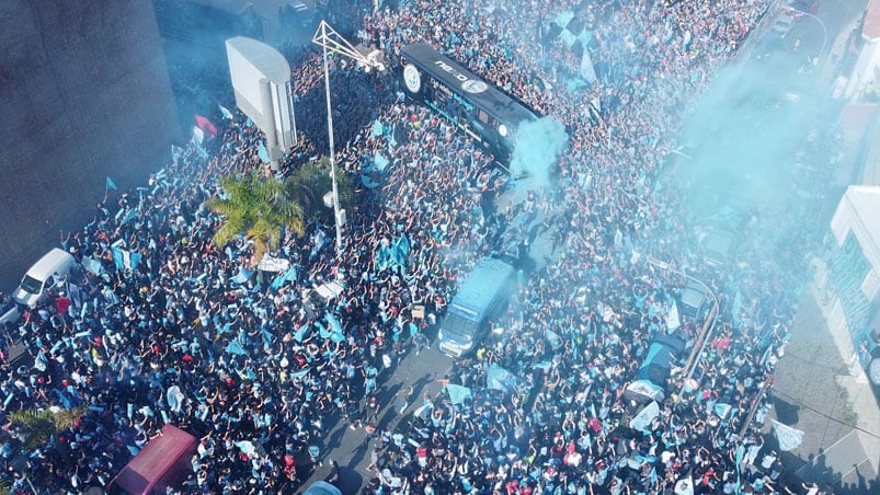 Una multitud se congregó alrededor del hotel Quinto Centenario para alentar al plantel de Farré. Foto: Prensa Belgrano.