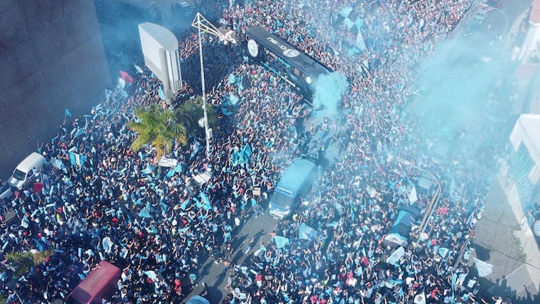 Una multitud se congregó alrededor del hotel Quinto Centenario para alentar al plantel de Farré. Foto: Prensa Belgrano.
