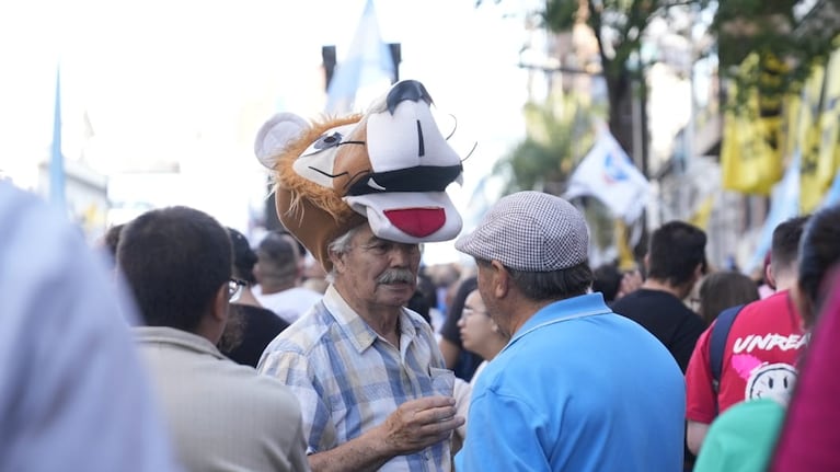 Una multitud se congregó alrededor del Patio Olmos. Foto: Adriana Zanier/El Doce.