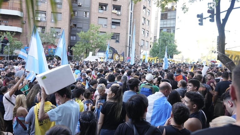 Una multitud se congregó alrededor del Patio Olmos. Foto: Adriana Zanier/El Doce.