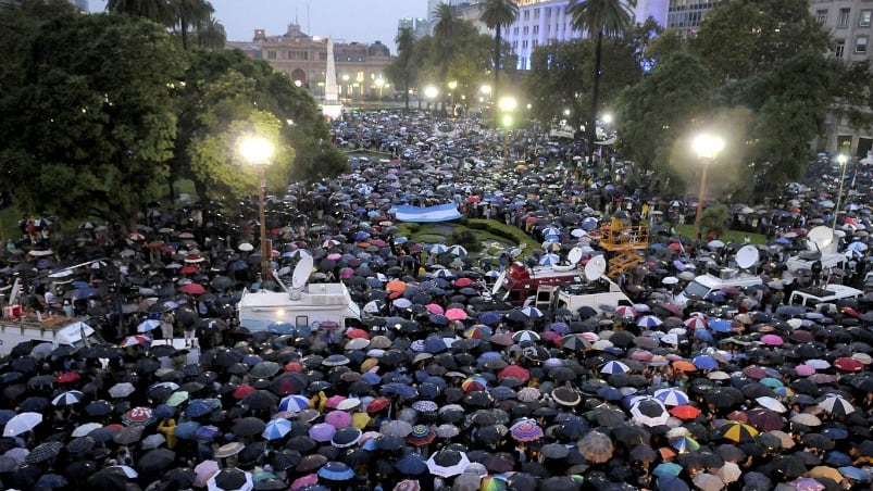 Una multitud se congregó en Plaza de Mayo