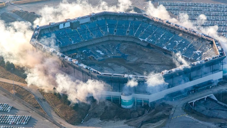 Una multitud se desilusionó con la implosión fallida del Estadio Silverdome de Detroit.