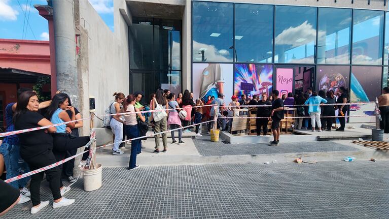Una multitud se había agolpado frente a la tienda desde la madrugada. Foto: Francisco Arias / El Doce.