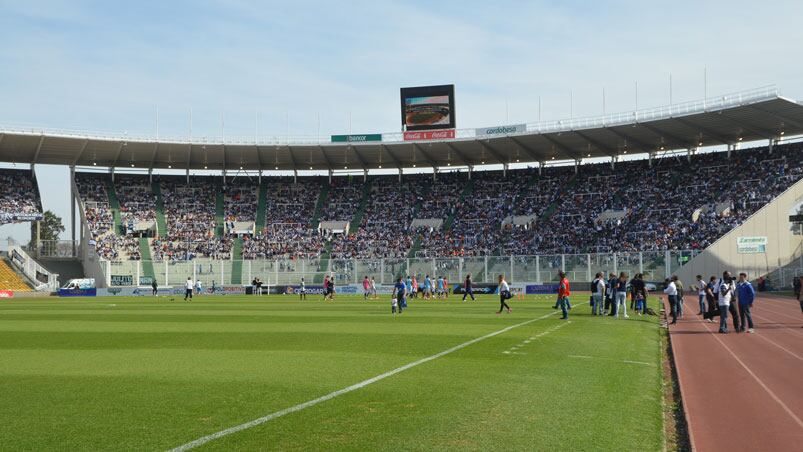 Una multitud tiñó de Albiazul al Kempes. Foto: Lucio Casalla / ElDoce.tv.