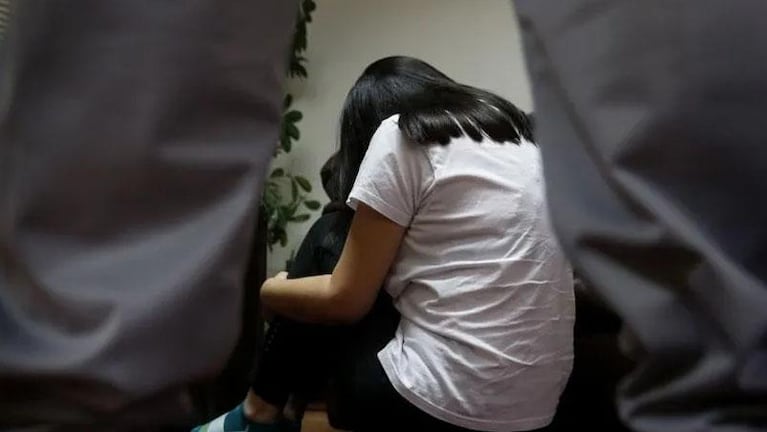 Una nena fue violada durante cinco años por su papá y un vecino: su mamá la entregaba