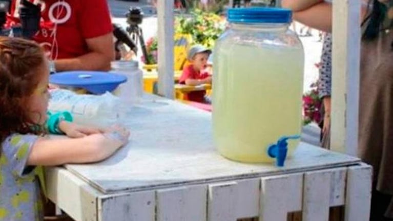 Una nena vendió limonada para ayudar a su hermano enfermo