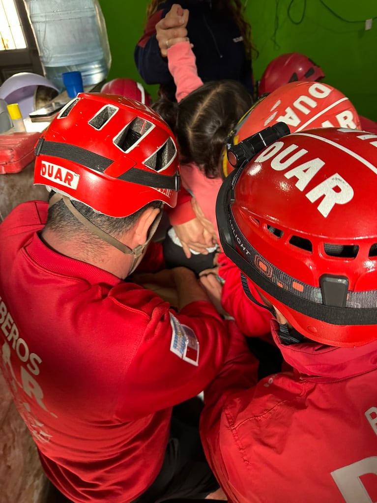 Una niña de 2 años fue rescatada por personal de Bomberos tras meterse a un secarropas.