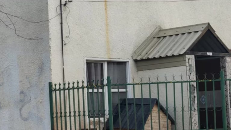 Una niña escapó de su casa para pedir ayuda. Estaba desnutrida.
