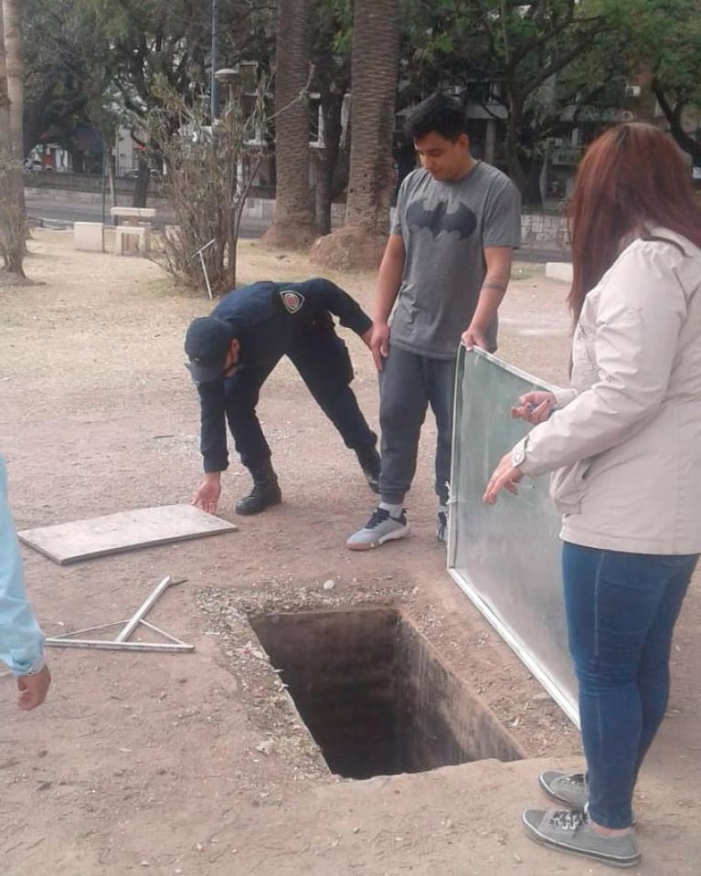 Una niña estaba jugando y cayó a un pozo de dos metros en la Plaza de la Intendencia