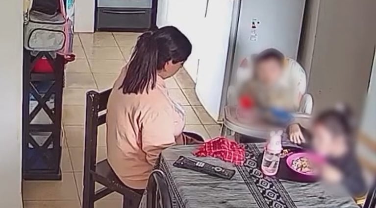 Una niñera golpeó a una bebé.